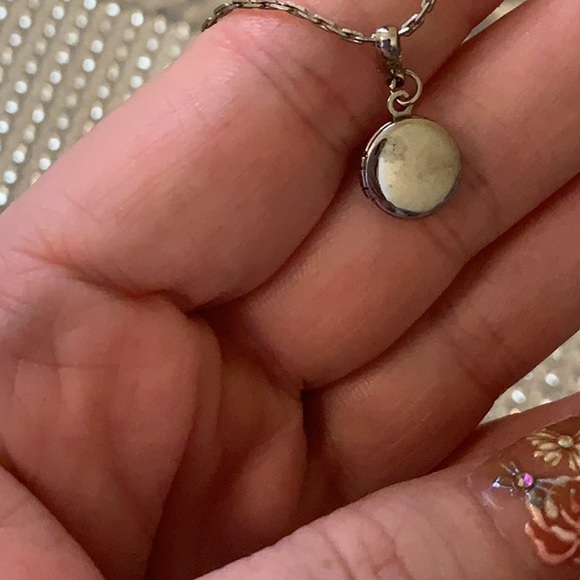 SERIOUS COLLECTORS ONLY! World’s Tiniest Locket - SUPER RARE FIND Silver Chain - Picture 7 of 17